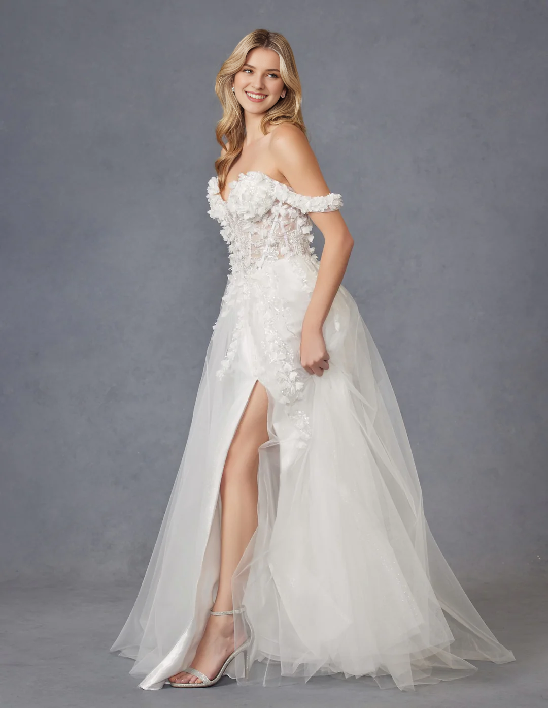 Abito da sposa lungo con corsetto stretto e spalle scoperte, con decalcomania floreale 3D